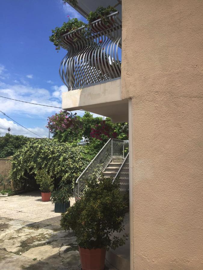 Guesthouse On Zheleznodorozhnaya Soechoemi Buitenkant foto