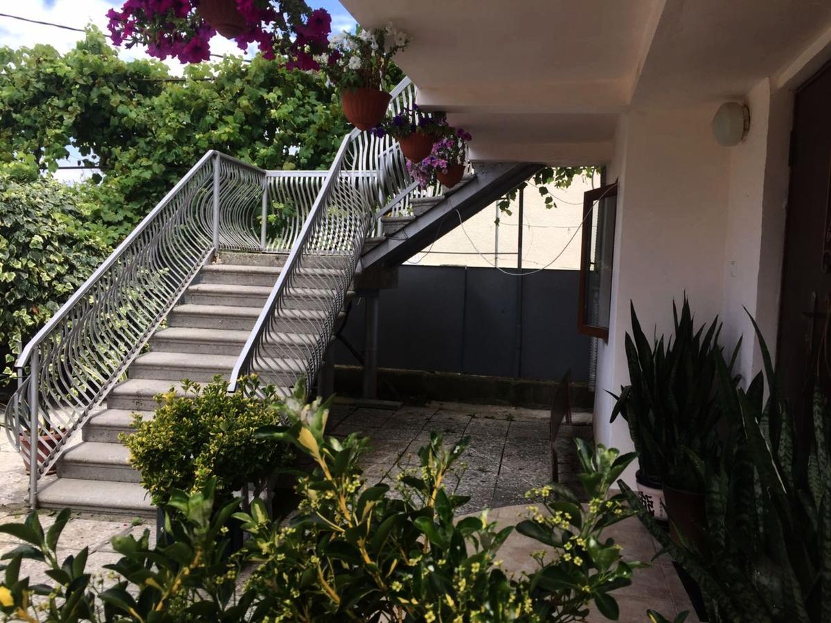 Guesthouse On Zheleznodorozhnaya Soechoemi Buitenkant foto
